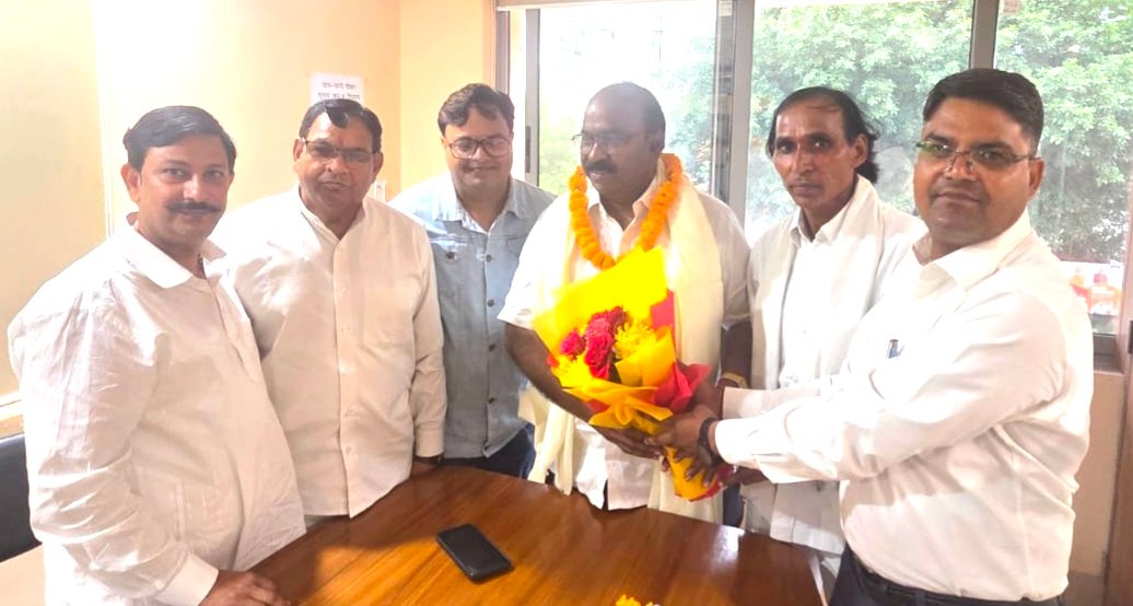 भाजपा दिल्ली प्रदेश कार्यालय में ओबीसी मोर्चा के पदाधिकारियों की शिष्टाचार मुलाकात, शॉल और पुष्पगुच्छ देकर किया सम्मानित